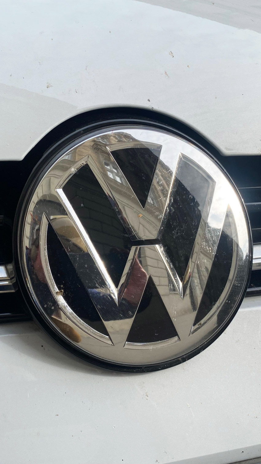 Volkswagen Logo auf E-Auto